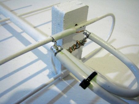 Antenna balun and dipole close.jpg